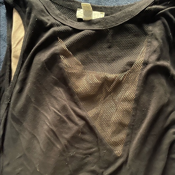 Mesh cut out V design tank top - Picture 3 of 3